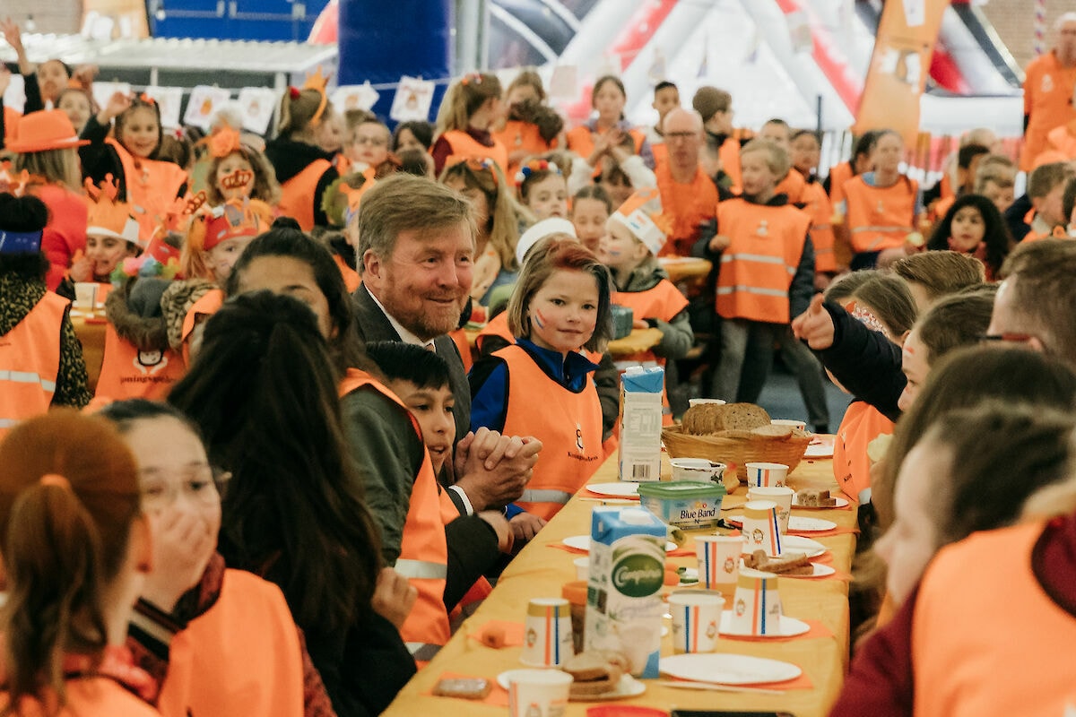 Koning aan tafel bij koningsontbijt